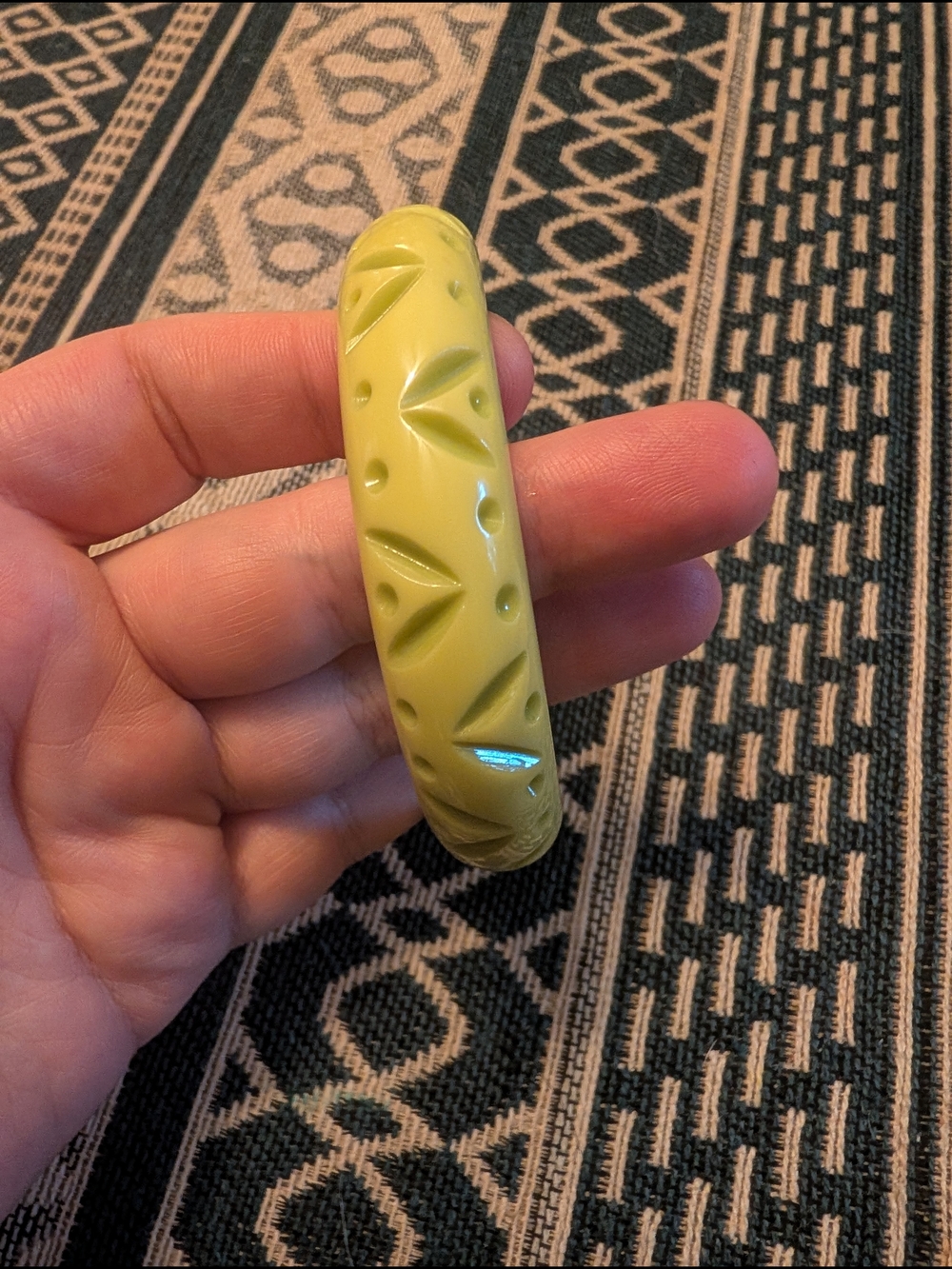 Splendette Carved Yellow-Green Bakelite-Style Bangle Bracelet